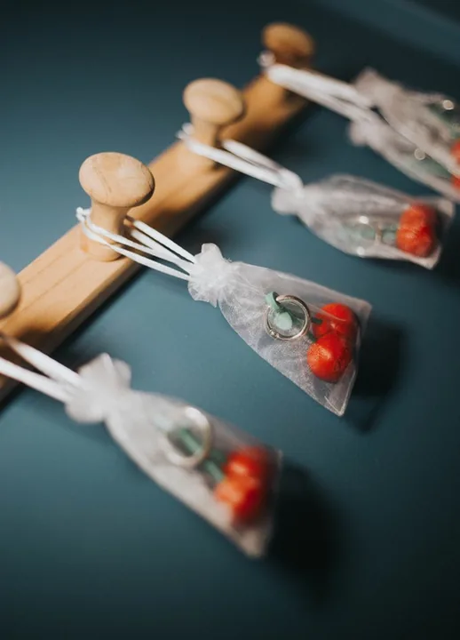Lembranças com cerejas preparadas para as participantes